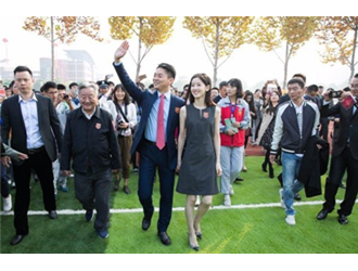 劉強東攜章澤天回母校演講：曾窮到一年只吃兩次豬肉