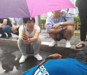 姑娘被贊"舉傘妹" 雨中舉傘守護重傷男子