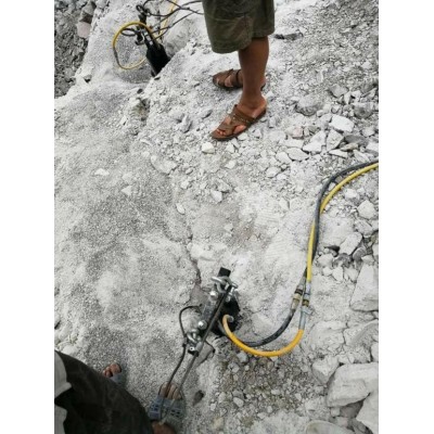 高速公路跨線橋改造工程遇到巖石用劈石機