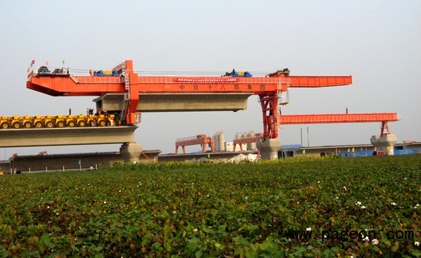 14、新式900噸共同架橋機(jī)